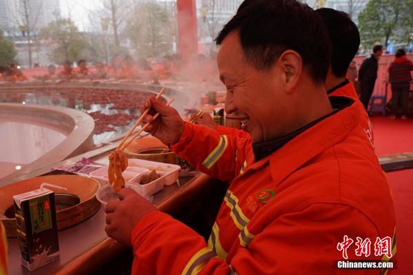 世界之最！環(huán)衛(wèi)工工享“天下第一大火鍋” 圖片