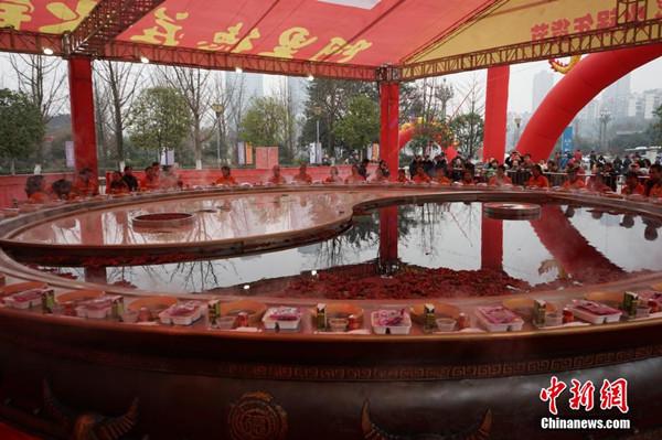 世界之最！環(huán)衛(wèi)工工享“天下第一大火鍋” 圖片