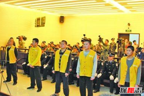 慘不忍睹!盤點發(fā)生的斗毆事件,廣州地鐵兩人口角斗毆(血跡斑斑)